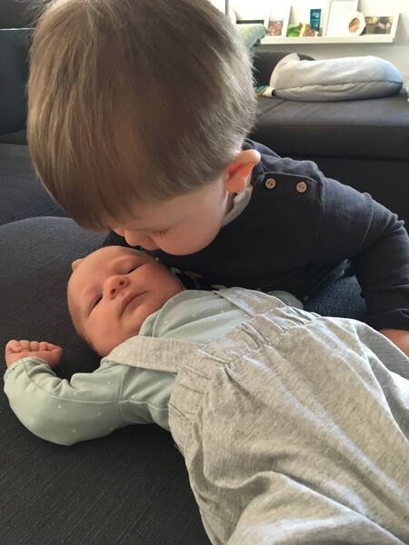 Henri küsst Geschwisterchen