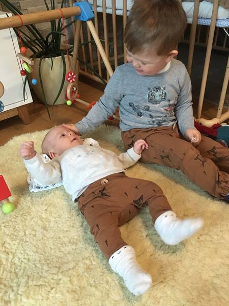 Henri streichelt Baby