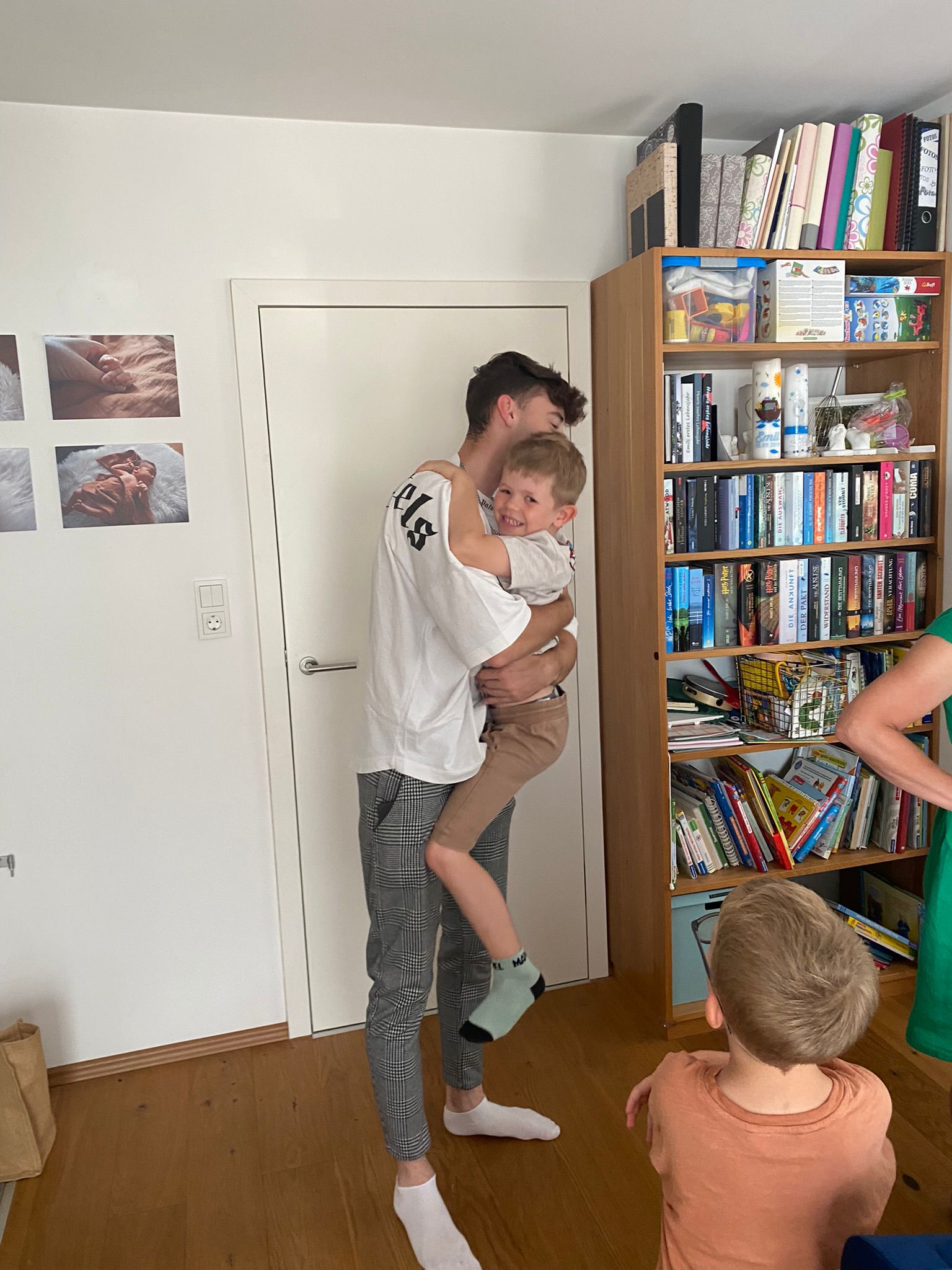 Henri hebt Bruder hoch