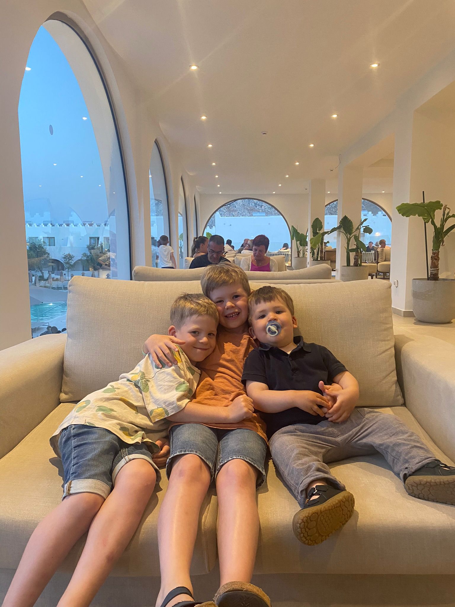 Drei Brüder im Hotel